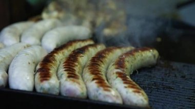 sokak gıda pazarının açık havada Barbekü üzerinde closeup et sosis kızartma
