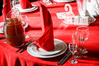 Ikram Servisi dilimlenmiş sosis, jambon, et gibi et ürünleri üzerinde çeşitli beyaz tepsi rulo