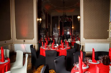 tabloları şamdanlar ve mavi mum Gotik tarzı Ziyafet Servisi catering web taklit süslenmiş kırmızı, beyaz ve siyah renklerde hizmet