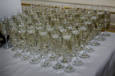 bardak şampanya servisi Ziyafet catering üzerinde beyaz masa örtüsü ile kaplı tablo rowed