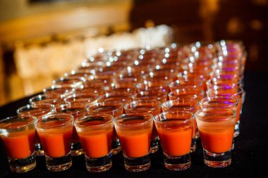 gözlük Ziyafet Servisi catering üzerinde siyah tablosundaki satırların düzenlenen portakal suyu ile dizi