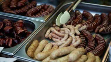 metal tepsi sokak gıda piyasada çeşitli ızgara sosis bolluğu