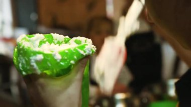 aşçı el eggwhite ve tuz Mus pişirme için hazırlamak