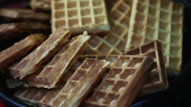 Panorama Wafel Emas Belgian Closeup Dalam Baki Logam Pasar Makanan — Stok Video