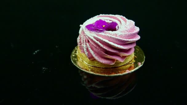 Detailní Domácí Růžové Zephyr Cookie Zdobený Fialový Květ Leží Černém — Stock video