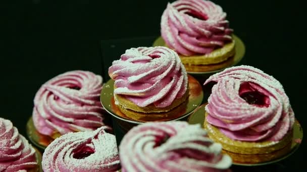 在黑色背景下的各式美味自制粉红色风饼干全景 — 图库视频影像