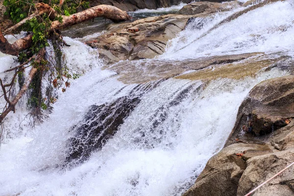 Крупним Планом Каскад Дрібних Дрібних Пінистих Гірських Річкових Водоспадів Коричневих — стокове фото