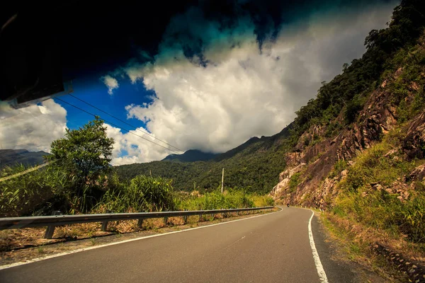 Vista Carretera Soleada Entre Colinas Contra Cielo Azul Por Ventana —  Fotos de Stock