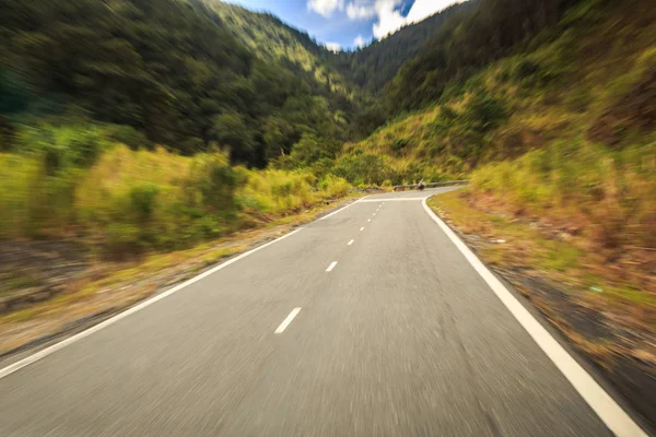 Vista Carretera Entre Colinas Verdes Rocas Opuestas Contra Nubes Grises —  Fotos de Stock