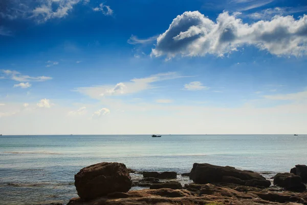 紺碧の海と青い空が曇り沿岸水の異なる岩 — ストック写真