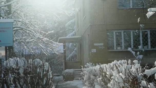 Winterzon schittert in oude schoolplein — Stockvideo