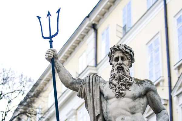 Cidade Closeup Escultura Poseidon Com Tridente Três Pontas Contra Construção — Fotografia de Stock