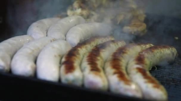 Grote worsten bakken op de barbecue — Stockvideo