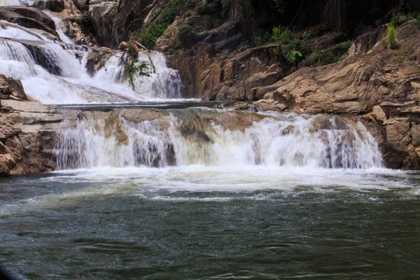 Küçük Köpüklü Dağ Nehir Şelaleler Brownstones Tropikal Park Boyunca Çağlayan — Stok fotoğraf