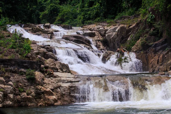 Cascata Pequenas Cachoeiras Rio Montanha Espumosas Entre Brownstones Contra Árvores — Fotografia de Stock