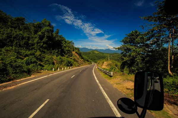 Carretera Soleada Entre Plantas Tropicales Altas Contra Colinas Distantes Cielo —  Fotos de Stock