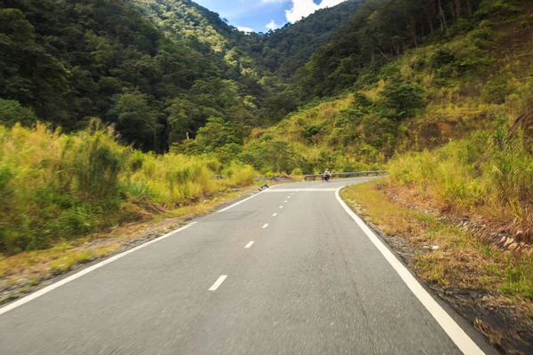 Vista Carretera Entre Colinas Verdes Rocas Opuestas Contra Nubes Grises —  Fotos de Stock