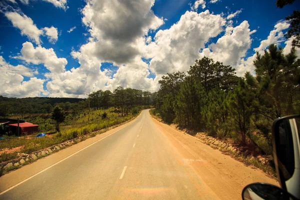 Zonnige Snelweg Verdwijnt Ruimte Onder Heuvelachtige Land Land Tegen Bewolkte — Stockfoto