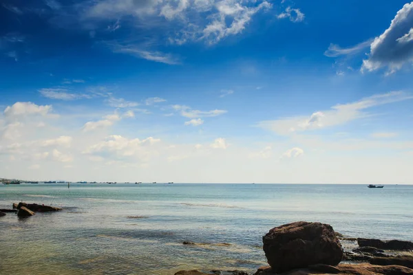 Verschillende Gesteenten Water Buurt Van Kust Tegen Azuurblauwe Zee Bewolkte — Stockfoto