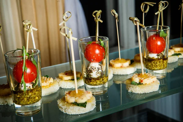 Aperitivo Queso Con Tomates Albahaca Pan Dispuestos Superficie Vidrio Banquete — Foto de Stock