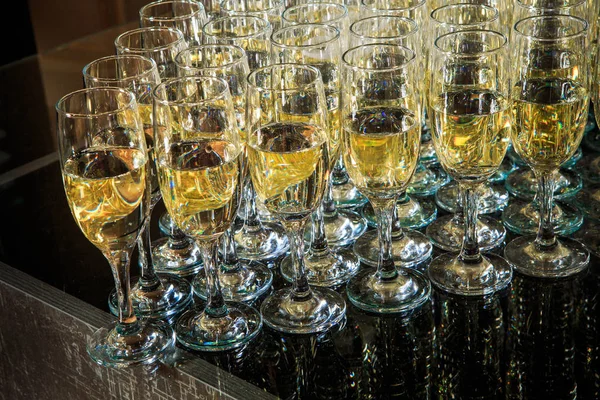 Set Bicchieri Champagne Ripieni Disposti Triangolo Sfondo Specchio Sul Servizio — Foto Stock
