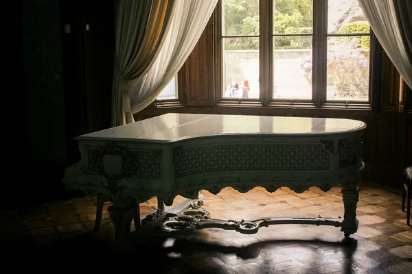 Closeup Vorontsov Palace Interior Room White Grand Piano Lit Window — Stock Photo, Image