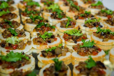 Beyaz ekmek ve et lokantası olarak ayna arka plan satırlarda düzenlenen sebze tepesi ile oluşturulmuş closeup kanepe