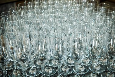 Ziyafet Servisi catering üzerinde satır düzenlenen boş şampanya bardağı closeup kümesi