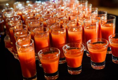 gözlük Ziyafet Servisi catering üzerinde siyah tablosundaki satırların düzenlenen portakal suyu ile dizi