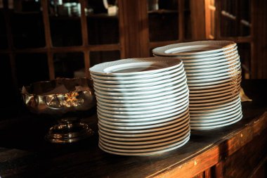Boş beyaz yığınları yuvarlak tabak ve eski tuvalet hizmet Ziyafet catering üzerinde gümüş kase
