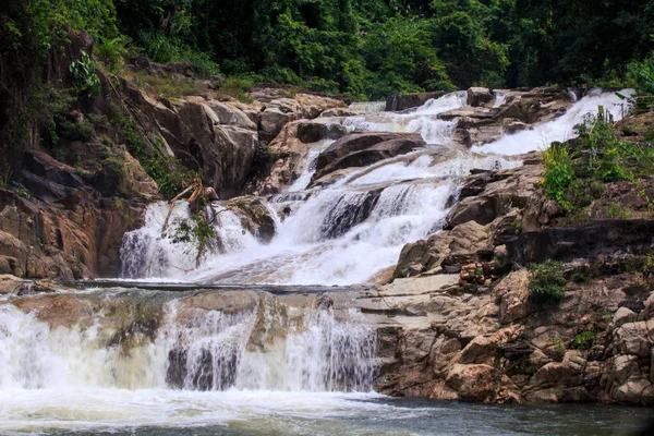 Küçük Köpüklü Dağ Nehir Şelaleler Brownstones Karşı Tropikal Ağaçlar Arasında — Stok fotoğraf