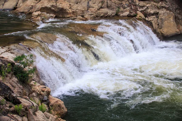 Cascade Van Kleine Ondiepe Schuimend Berg Rivier Watervallen Bruin Stenen — Stockfoto