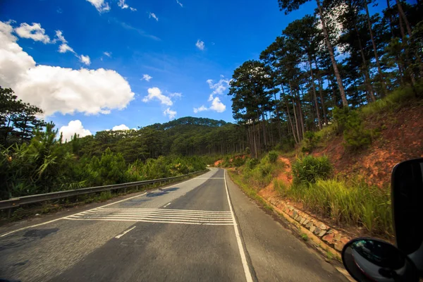 Άποψη Του Sunny Αυτοκινητόδρομο Μεταξύ Δασώδεις Λόφους Εναντίον Θολό Μπλε — Φωτογραφία Αρχείου