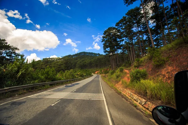 Weergave Van Zonnige Snelweg Tussen Beboste Heuvels Tegen Bewolkte Blauwe — Stockfoto