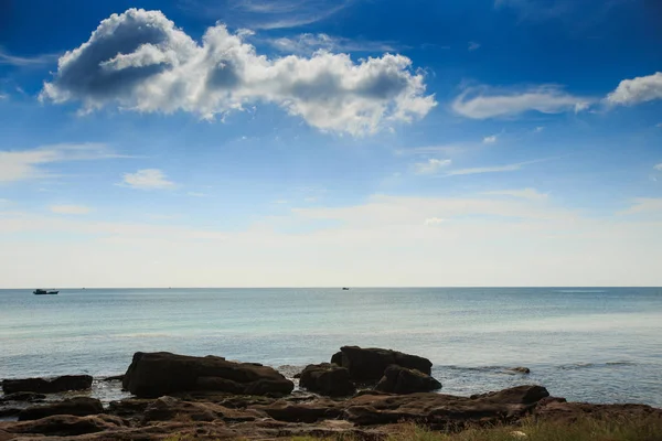 紺碧の海と青い空が曇り沿岸水の異なる岩 — ストック写真