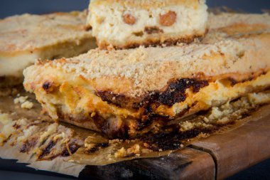 ahşap tablet üzerinde hizmet üzümlü ızgara ev yapımı kesilerek peynirli kek