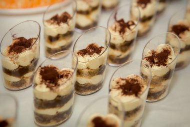 tiramisu tatlı masaya rowed bardaklarda ayarla
