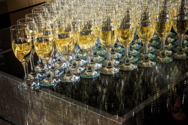 üçgen Ziyafet Servisi catering ayna arka plan üzerinde düzenlenen dolu şampanya bardağı seti