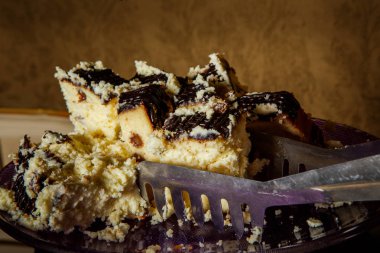 Ev yapımı peynirli kek üzümlü çikolatalı tatlılar için stand alınarak döktü