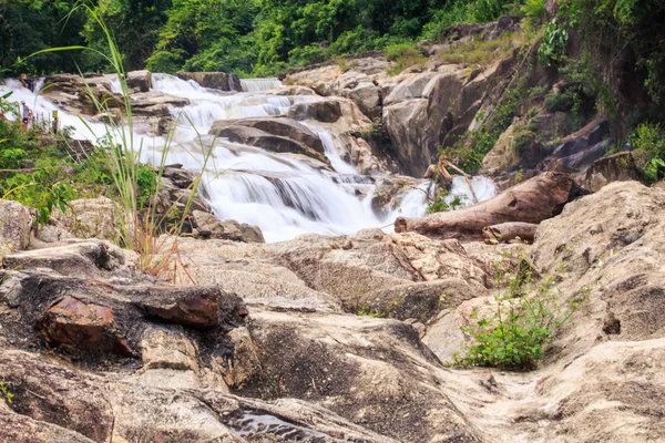 Коричневі Камені Проти Каскаду Дрібних Пінистих Гірських Річкових Водоспадів Тропічному — стокове фото