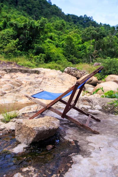 Closeup Cadeira Dobrável Plataforma Pedra Perto Lagoa Contra Árvores Parque — Fotografia de Stock