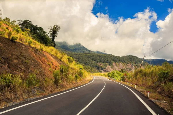 Carretera Entre Colinas Rocosas Desvanece Espacio Contra Cielo Azul —  Fotos de Stock