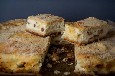 gri arka plan karşı ahşap tablet alınarak üzümlü lezzetli el yapımı cheesecake dilimlenmiş