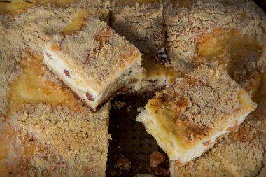 Üzümlü ahşap tablet üzerinde hizmet lezzetli el yapımı cheesecake closeup dilimlenmiş