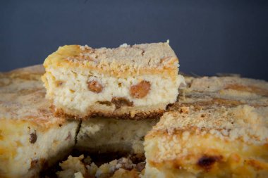 Üzümlü el yapımı cheesecake tatlı küçük parça gri arka plan karşı ahşap tablet alınarak tüm pastanın üzerinde duruyor