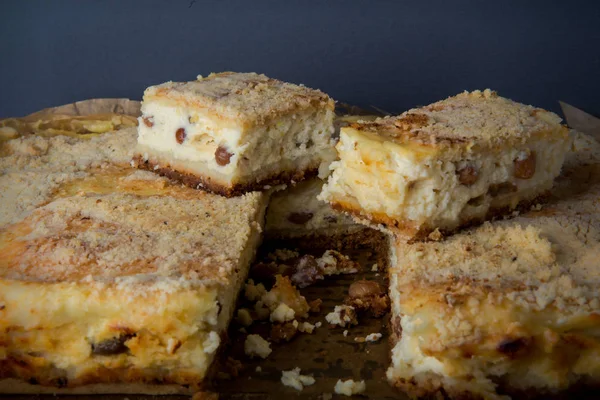 gri arka plan karşı ahşap tablet alınarak üzümlü lezzetli el yapımı cheesecake dilimlenmiş