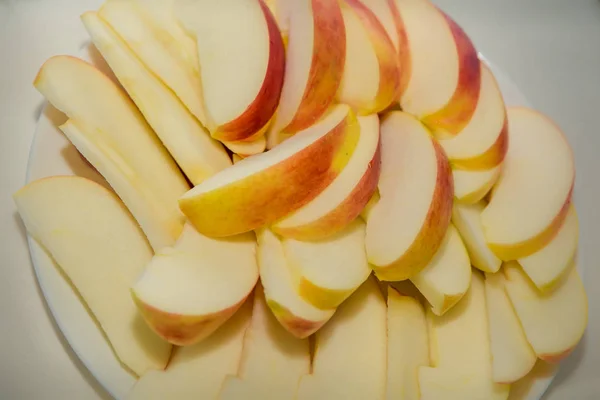 Tranches Pommes Juteuses Mûres Empilées Sur Une Assiette Ronde Blanche — Photo