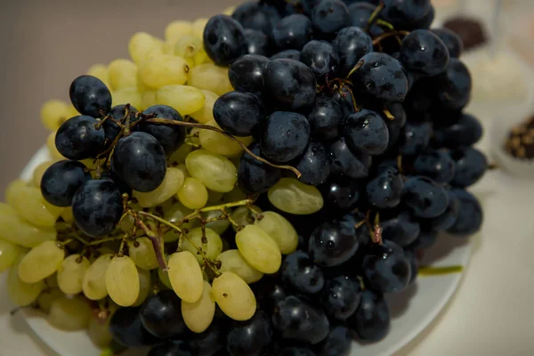 Batch Fresh Blue Green Grape Vines Closeup — Stock Photo, Image