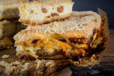 ahşap tablet üzerinde hizmet üzümlü ev yapımı catted cheesecake closeup ızgara