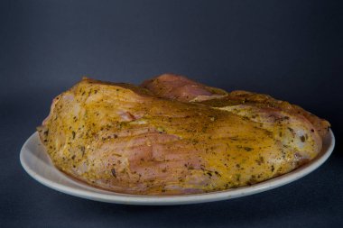 çiğ et fileto salamura içinde baharatlar ve otlar gri arka plan beyaz plaka üzerinde